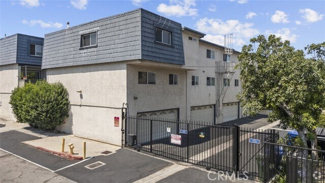Building Photo - 18550 Hatteras St Rental