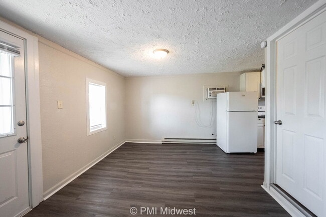 Photo - "Charming 1-Bedroom Retreat in Greenfield – Cozy 400 sqft Haven!" Unit Apt 10