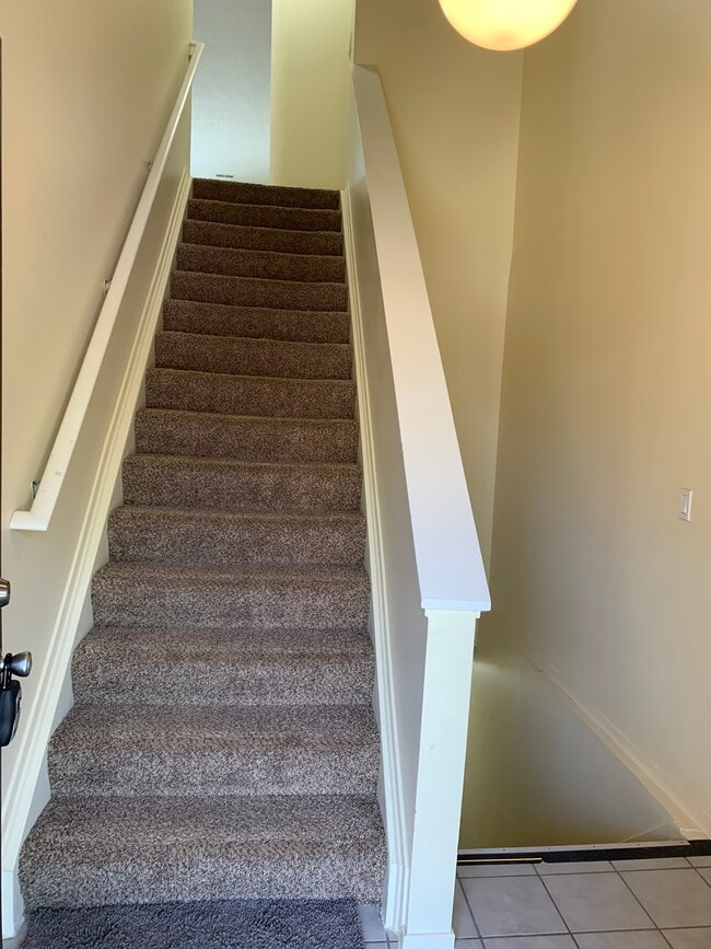Escalera al nivel de entrada - 6680 Ridgefield Cir Unidad 205