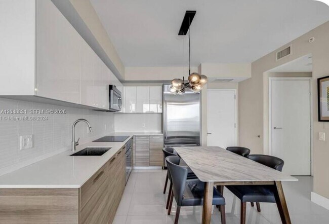 Building Photo - 1300 Brickell Bay Dr Unit 2208