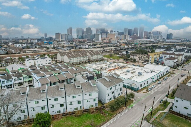 Photo - 2136 Dennis St