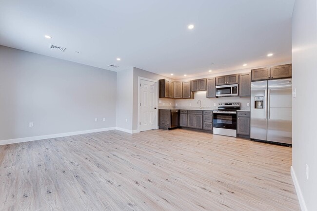 Building Photo - 3 Strafford Rd Unit 2