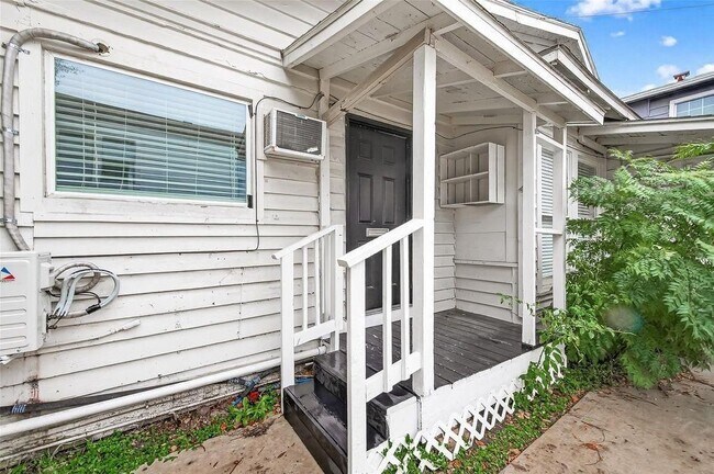 Building Photo - 1511 Scharpe St Unit 2