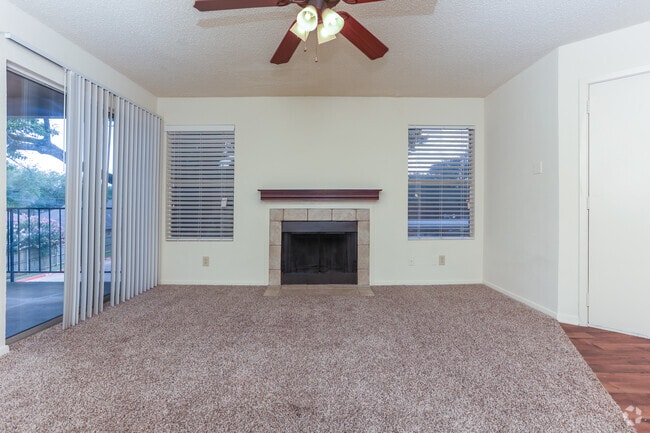 1BR, 1BA - 720SF(B) - Living Room - Autumn Glen