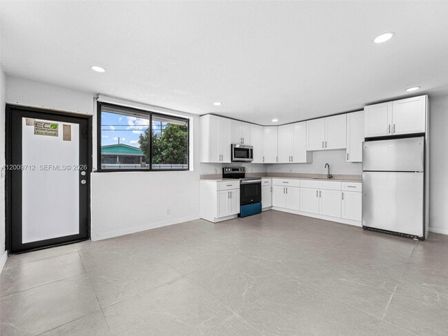 Building Photo - 1368 W 29th St Unit 2