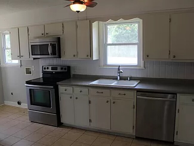 Photo - Welcome Home - 3 Bedroom 1.5 Bathroom Fami...
