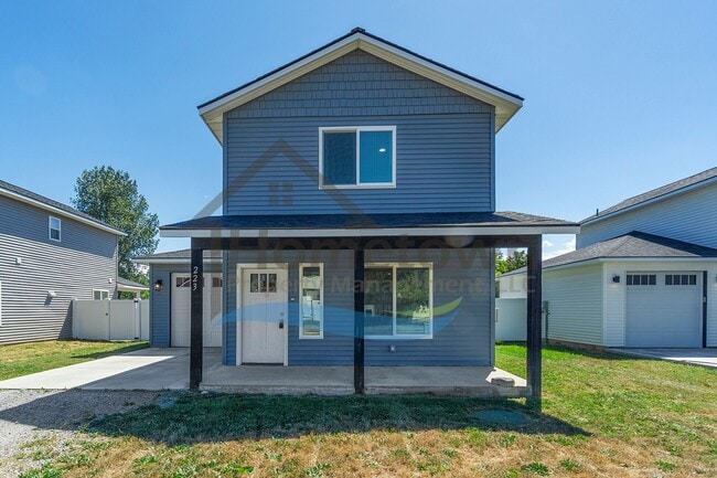 Building Photo - 3 Bedroom 2 Bathroom Home with Attached Ga...