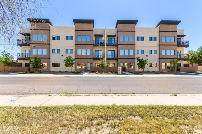 Building Photo - 2063 E Lemon St Unit 2002 Rental