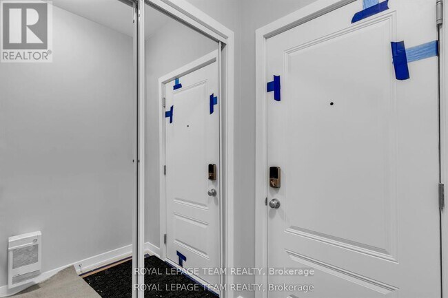 Photo - 1004 Parnian Private