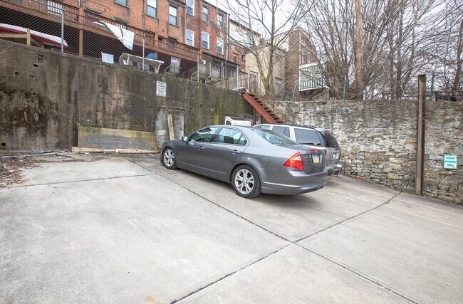 Photo - 413 E Carson St