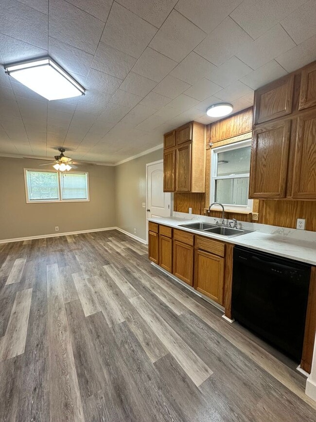 Building Photo - 3 Bed 2 Bath Brick Home with Additional Living Space - Newly Renovated