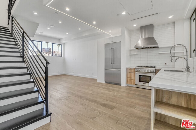 Building Photo - 1445 1/2 N Martel Ave Rental