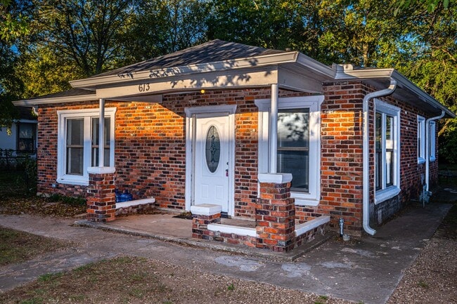 Photo - 3 BEDROOM 1 BATHROOM BRICK HOME FOR RENT!