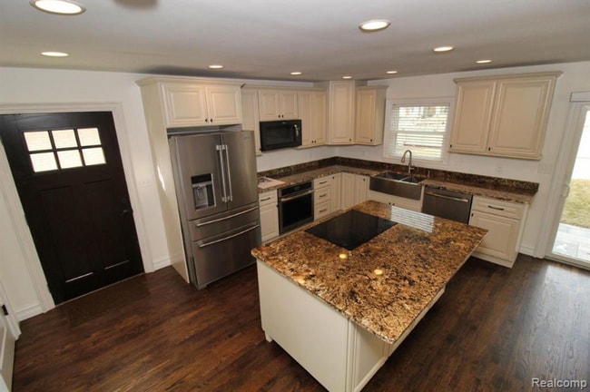 Photo - 37752 Huron Pointe Dr