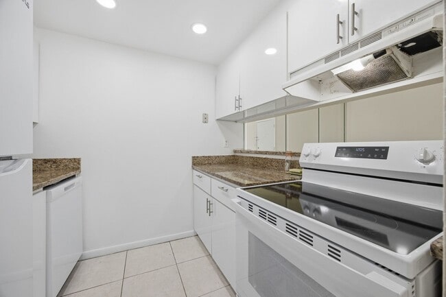Photo - Two bedroom & Two bathroom Condo with balcony and laundry facilities