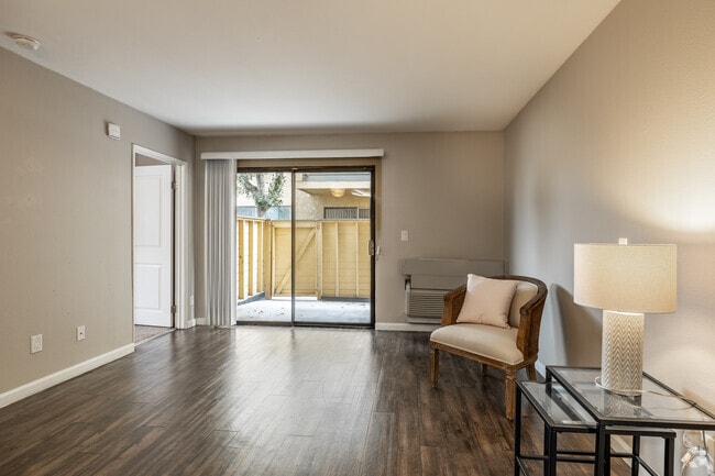 2BR, 1BA - 880SF