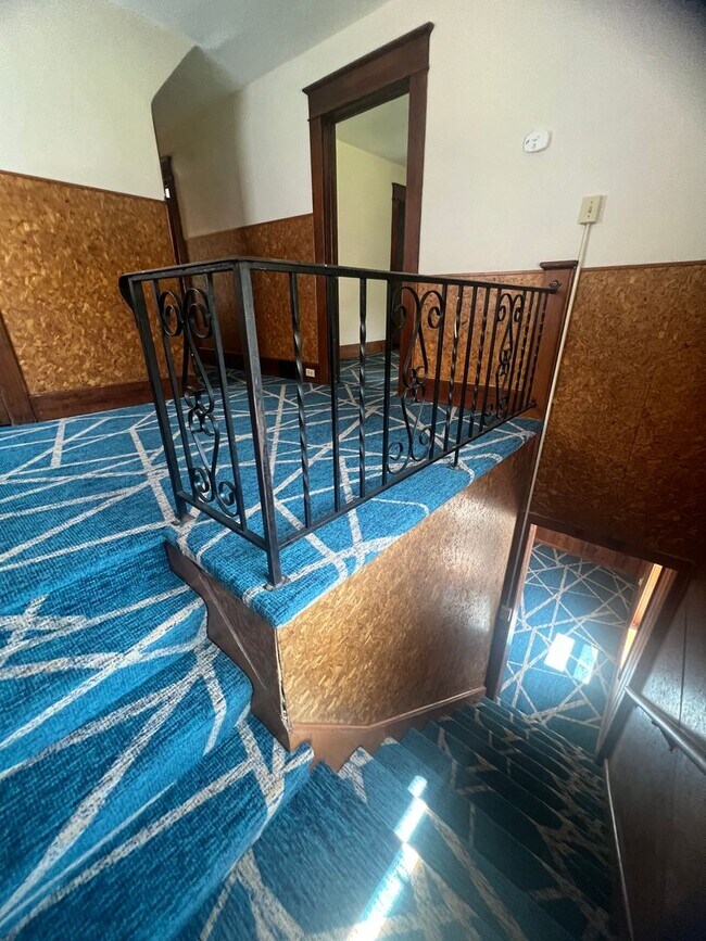 Building Photo - Updated 4 Bedroom House