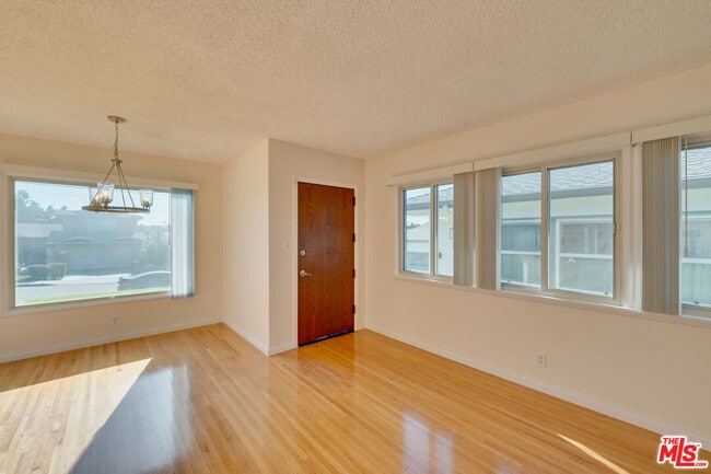 Photo - 431 W Acacia Ave