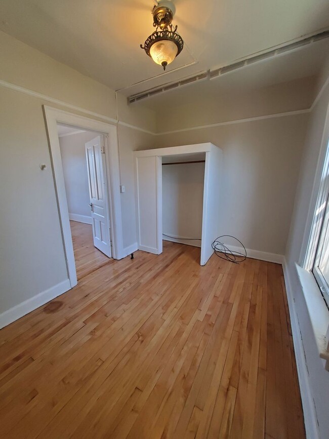 Building Photo - 800 E Chambers St Unit 2R