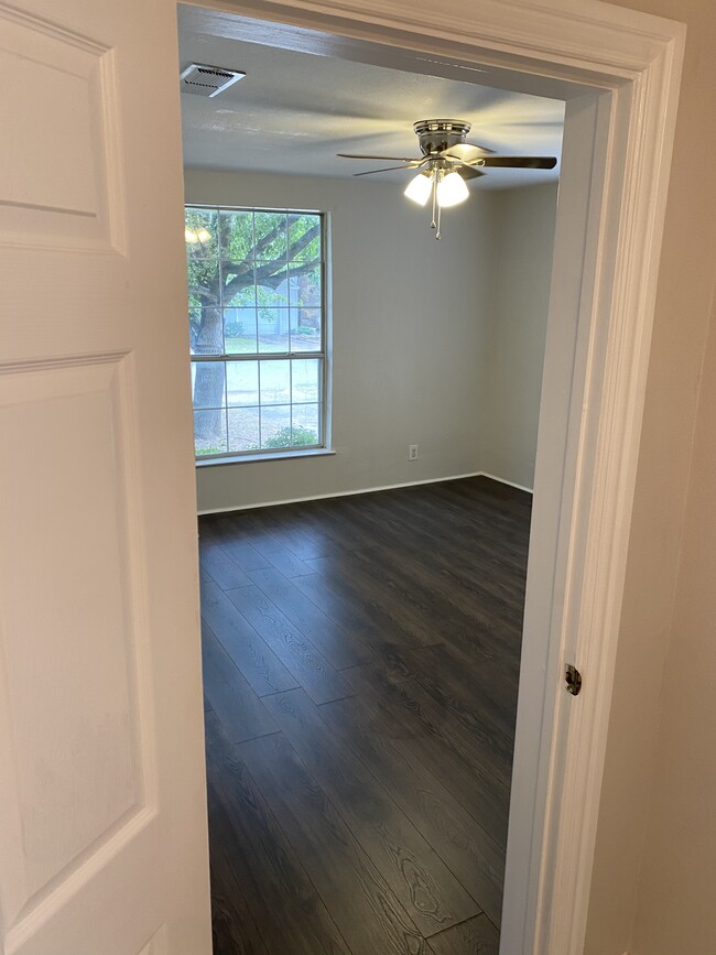 Bedroom - 1227 W Walker St Casa