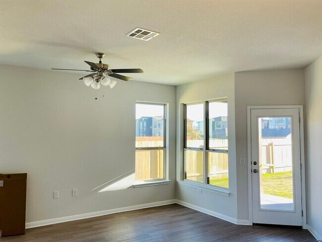 Photo - 701 Falkland Trace