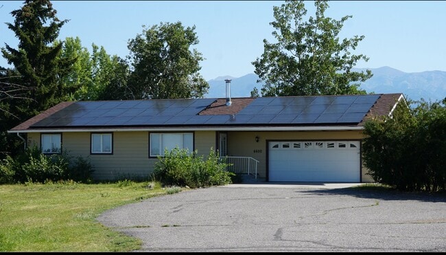 Building Photo - Spacious Country Property On 5 Acres with ... Rental