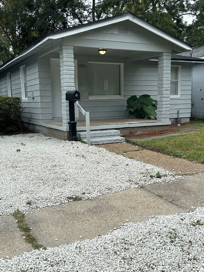 Photo - **Move in ready - 3/2 Renovated single family home