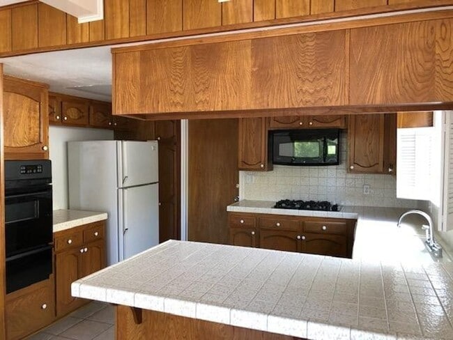 Photo - Oak View- Spacious Three Bedroom + Office Space