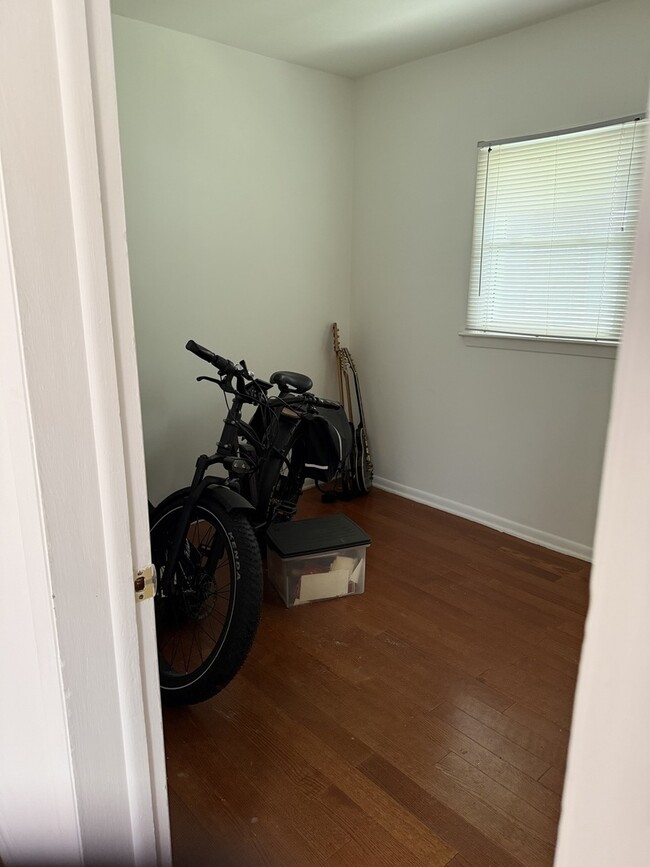 Photo - 140 College St