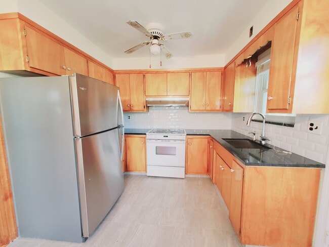 Building Photo - 19 Ponus Ave Unit 2