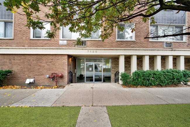 Building Photo - 7120 N Sheridan Rd Unit 216 Rental