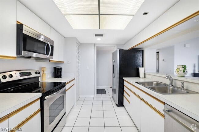 Building Photo - 5550 Heron Point Dr Unit 304 Rental