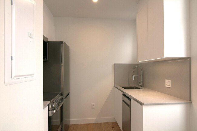 Photo - 4880 Queen Mary Road Unit 004A