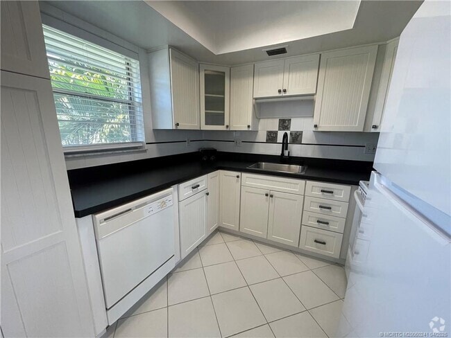 Building Photo - 2929 SE Ocean Blvd Unit 10 Building 106 Rental