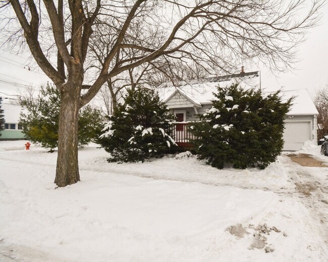 Building Photo - 3 bedroom home on corner lot with beautiful hardwood floors!