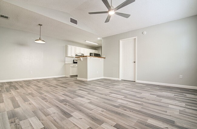 Photo - 8112 West Gate Blvd Unidad -A