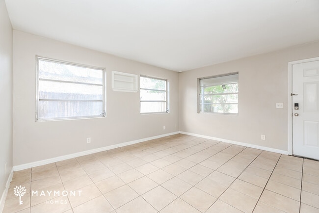 Photo - 5828 Wiltshire St