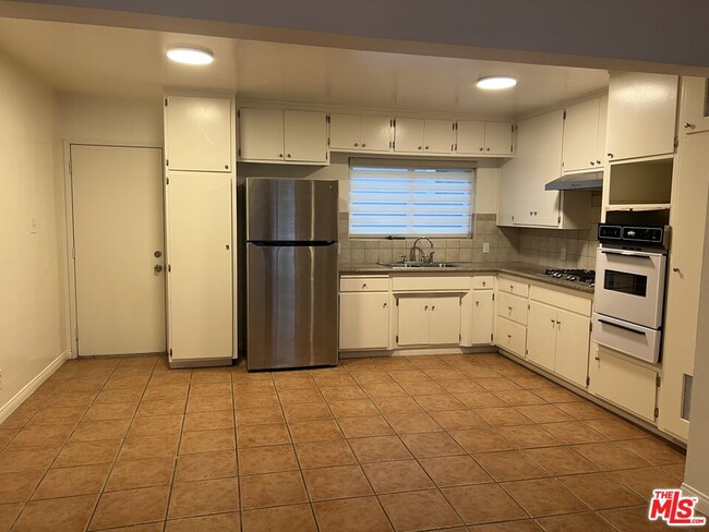 Photo - 469 W 19th St Apartamento Unidad 1