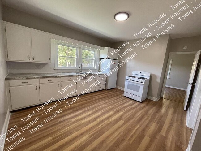 Photo - 170 Ladner Ave Unit 1