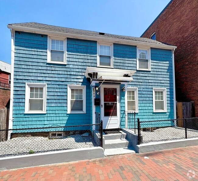 Building Photo - 285 Roxbury St Rental