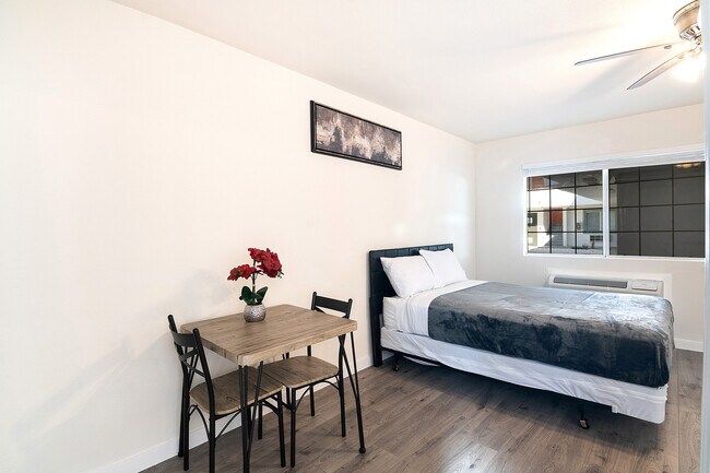 Photo - 2023 W 3rd St Unidad 200