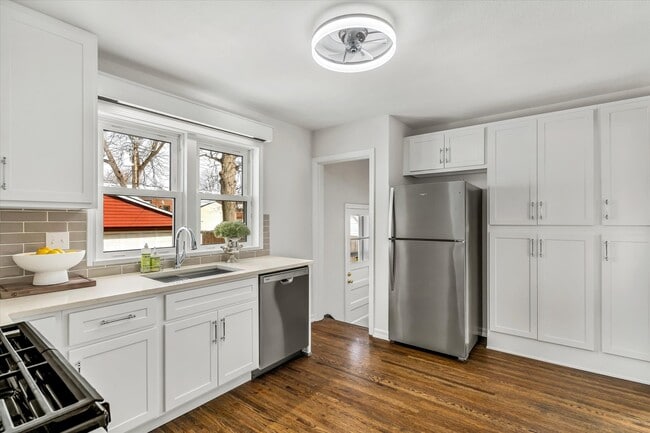 Photo - 4333 Schirmer St