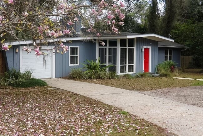 Building Photo - Gorgeous Single Family Home Located In Midtown. Huge Fenced in Backyard!