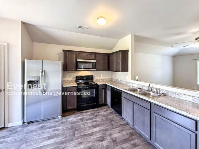 Photo - 192 Stonebriar Dr