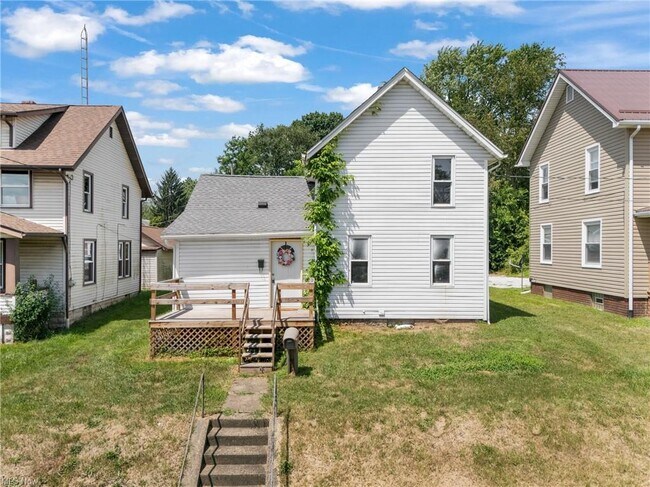 Building Photo - 1915 Maple Ave NE Rental