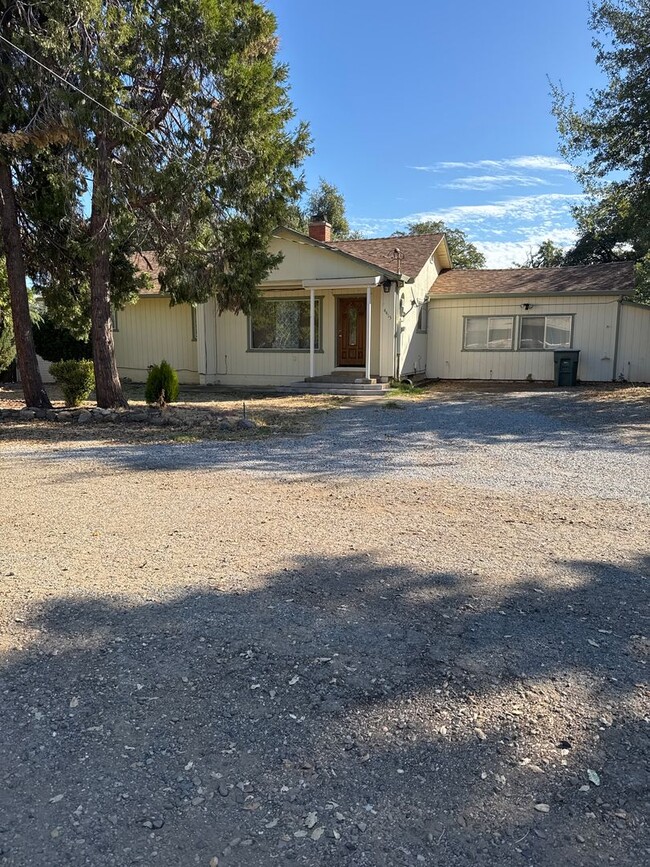 3 Bedroom House Near SaveMart Shopping Center - 3 Bedroom House Near SaveMart Shopping Center