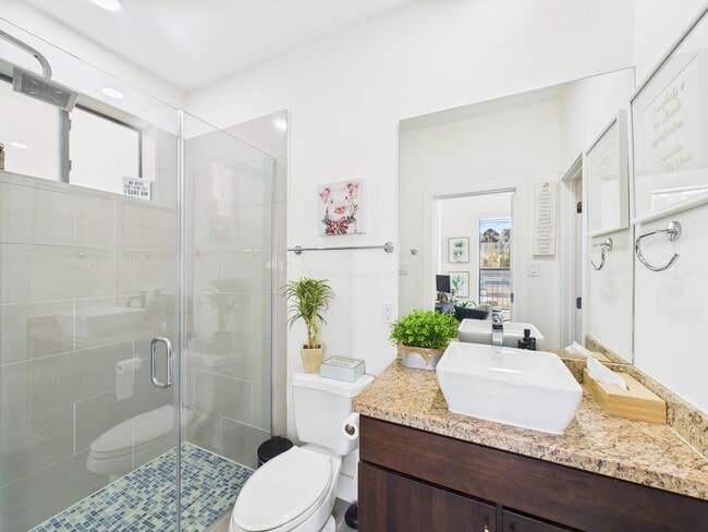 Photo - 1404 Spring St