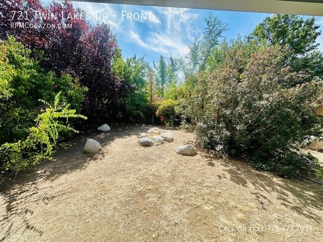 721 Twin Lakes Dr Unit Front