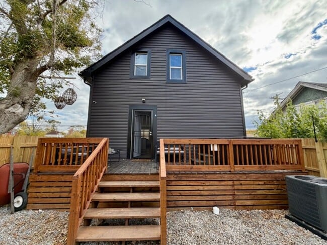 Building Photo - Fully Furnished And Updated 4 bedroom 2 ba...