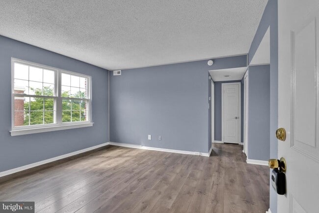 Building Photo - 100 Park Blvd Unit 88C